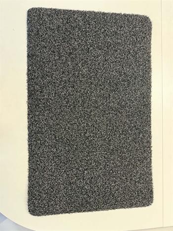 Måtte Brush Line Sort 50x80 cm.